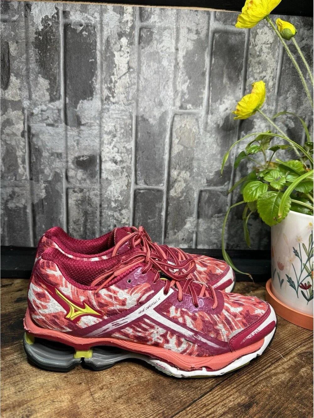 Mizuno J1GD1401 Women’s Red/Pink Low Top Lace-Up Logo Mesh Rubber Sneakers